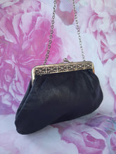 Charger l'image dans la galerie, Pochette vintage Christelle - Forme porte monnaie. Fermoir argenté