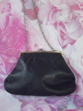 Charger l'image dans la galerie, Pochette vintage Christelle - Forme porte monnaie. Fermoir argenté