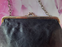 Charger l'image dans la galerie, Pochette vintage Christelle - Forme porte monnaie. Fermoir argenté