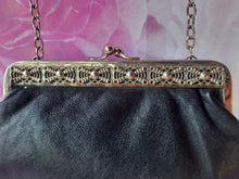 Charger l'image dans la galerie, Pochette vintage Christelle - Forme porte monnaie. Fermoir argenté
