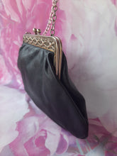 Charger l'image dans la galerie, Pochette vintage Christelle - Forme porte monnaie. Fermoir argenté
