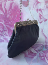 Charger l'image dans la galerie, Pochette vintage Christelle - Forme porte monnaie. Fermoir argenté