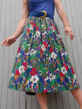 Charger l'image dans la galerie, Jupe plissée vintage Sidonie - Flower power. Taille XXL, 44, 46. Devernois. Made in France.