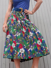 Charger l'image dans la galerie, Jupe plissée vintage Sidonie - Flower power. Taille XXL, 44, 46. Devernois. Made in France.
