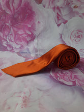 Charger l'image dans la galerie, Cravate Yves Saint Laurent Paris. 100 % soie. Made in Italy.