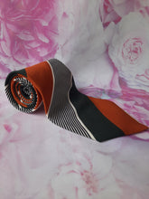 Charger l'image dans la galerie, Cravate Yves Saint Laurent. 100 % soie. Made in Italy