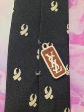 Charger l'image dans la galerie, Cravate vintage Yves Saint Laurent - Noire et beige. 100 % soie. Made in Italy.
