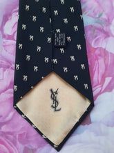 Charger l'image dans la galerie, Cravate vintage Yves Saint Laurent - Noire et beige. 100 % soie. Made in Italy.