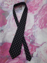 Charger l'image dans la galerie, Cravate vintage Yves Saint Laurent - Noire et beige. 100 % soie. Made in Italy.