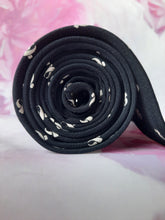 Charger l'image dans la galerie, Cravate vintage Yves Saint Laurent - Noire et beige. 100 % soie. Made in Italy.