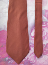 Charger l'image dans la galerie, Cravate Cerruti 1881 Paris. Marron rosé. 100 % pure soie. Made in Italy
