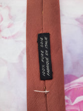 Charger l'image dans la galerie, Cravate Cerruti 1881 Paris. Marron rosé. 100 % pure soie. Made in Italy
