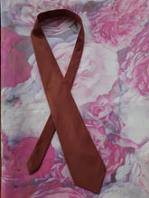 Charger l'image dans la galerie, Cravate Cerruti 1881 Paris. Marron rosé. 100 % pure soie. Made in Italy