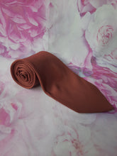 Charger l'image dans la galerie, Cravate Cerruti 1881 Paris. Marron rosé. 100 % pure soie. Made in Italy