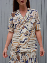 Charger l'image dans la galerie, Ensemble vintage Charlène - Chemisier et jupe plissée. Abstrait. Taille XL, 42, 44. Made in France