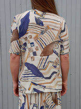 Charger l'image dans la galerie, Ensemble vintage Charlène - Chemisier et jupe plissée. Abstrait. Taille XL, 42, 44. Made in France