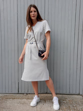 Charger l'image dans la galerie, Robe vintage Magdalena - Rayures bleues sur fond blanc. Taille M, 38, 40.