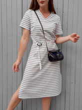 Charger l'image dans la galerie, Robe vintage Magdalena - Rayures bleues sur fond blanc. Taille M, 38, 40.