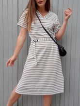 Charger l'image dans la galerie, Robe vintage Magdalena - Rayures bleues sur fond blanc. Taille M, 38, 40.