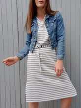 Charger l'image dans la galerie, Robe vintage Magdalena - Rayures bleues sur fond blanc. Taille M, 38, 40.
