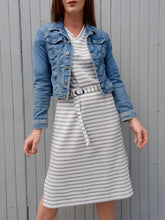 Charger l'image dans la galerie, Robe vintage Magdalena - Rayures bleues sur fond blanc. Taille M, 38, 40.