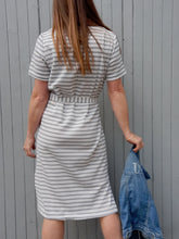 Charger l'image dans la galerie, Robe vintage Magdalena - Rayures bleues sur fond blanc. Taille M, 38, 40.