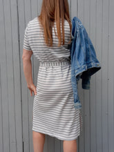 Charger l'image dans la galerie, Robe vintage Magdalena - Rayures bleues sur fond blanc. Taille M, 38, 40.