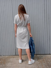 Charger l'image dans la galerie, Robe vintage Magdalena - Rayures bleues sur fond blanc. Taille M, 38, 40.