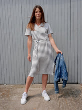 Charger l'image dans la galerie, Robe vintage Magdalena - Rayures bleues sur fond blanc. Taille M, 38, 40.