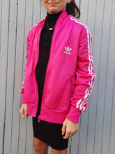 Charger l'image dans la galerie, Veste de sport vintage Karen - Adidas rose trois rayures blanches. Taille S, 36, 38. A logo