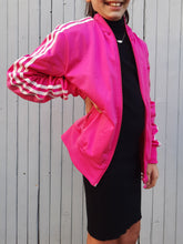 Charger l'image dans la galerie, Veste de sport vintage Karen - Adidas rose trois rayures blanches. Taille S, 36, 38. A logo