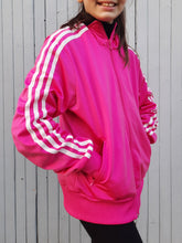 Charger l'image dans la galerie, Veste de sport vintage Karen - Adidas rose trois rayures blanches. Taille S, 36, 38. A logo