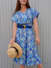 Charger l'image dans la galerie, Robe vintage Lisa - Toute boutonnée à fleurs bleues. Taille XXXL, 46, 48