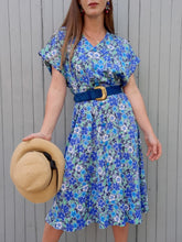 Charger l'image dans la galerie, Robe vintage Lisa - Toute boutonnée à fleurs bleues. Taille XXXL, 46, 48