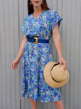 Charger l'image dans la galerie, Robe vintage Lisa - Toute boutonnée à fleurs bleues. Taille XXXL, 46, 48