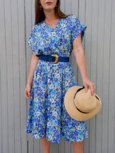 Charger l'image dans la galerie, Robe vintage Lisa - Toute boutonnée à fleurs bleues. Taille XXXL, 46, 48