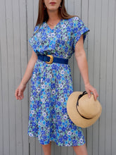Charger l'image dans la galerie, Robe vintage Lisa - Toute boutonnée à fleurs bleues. Taille XXXL, 46, 48