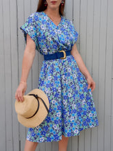 Charger l'image dans la galerie, Robe vintage Lisa - Toute boutonnée à fleurs bleues. Taille XXXL, 46, 48