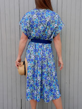 Charger l'image dans la galerie, Robe vintage Lisa - Toute boutonnée à fleurs bleues. Taille XXXL, 46, 48