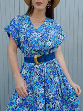 Charger l'image dans la galerie, Robe vintage Lisa - Toute boutonnée à fleurs bleues. Taille XXXL, 46, 48