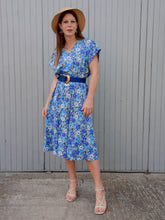 Charger l'image dans la galerie, Robe vintage Lisa - Toute boutonnée à fleurs bleues. Taille XXXL, 46, 48