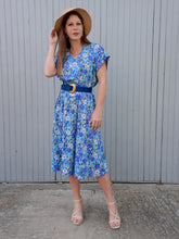 Charger l'image dans la galerie, Robe vintage Lisa - Toute boutonnée à fleurs bleues. Taille XXXL, 46, 48