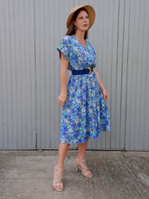 Charger l'image dans la galerie, Robe vintage Lisa - Toute boutonnée à fleurs bleues. Taille XXXL, 46, 48