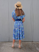 Charger l'image dans la galerie, Robe vintage Lisa - Toute boutonnée à fleurs bleues. Taille XXXL, 46, 48