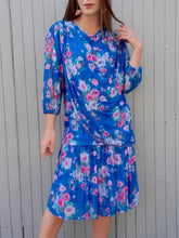 Charger l'image dans la galerie, Robe vintage Shanna - Voile fleuri à effet de superposition. Taille M, 38, 40. Création Doucel. Made in France