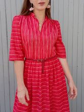 Charger l'image dans la galerie, Robe plissée vintage Alix - A rayures roses et rouges. Taille M, 38, 40. Made in France