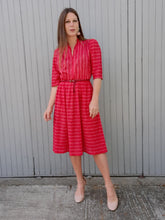 Charger l'image dans la galerie, Robe plissée vintage Alix - A rayures roses et rouges. Taille M, 38, 40. Made in France