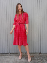 Charger l'image dans la galerie, Robe plissée vintage Alix - A rayures roses et rouges. Taille M, 38, 40. Made in France