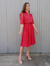Charger l'image dans la galerie, Robe plissée vintage Alix - A rayures roses et rouges. Taille M, 38, 40. Made in France