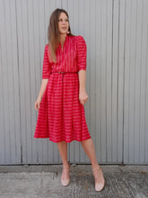 Charger l'image dans la galerie, Robe plissée vintage Alix - A rayures roses et rouges. Taille M, 38, 40. Made in France